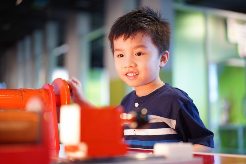 kid in museum 